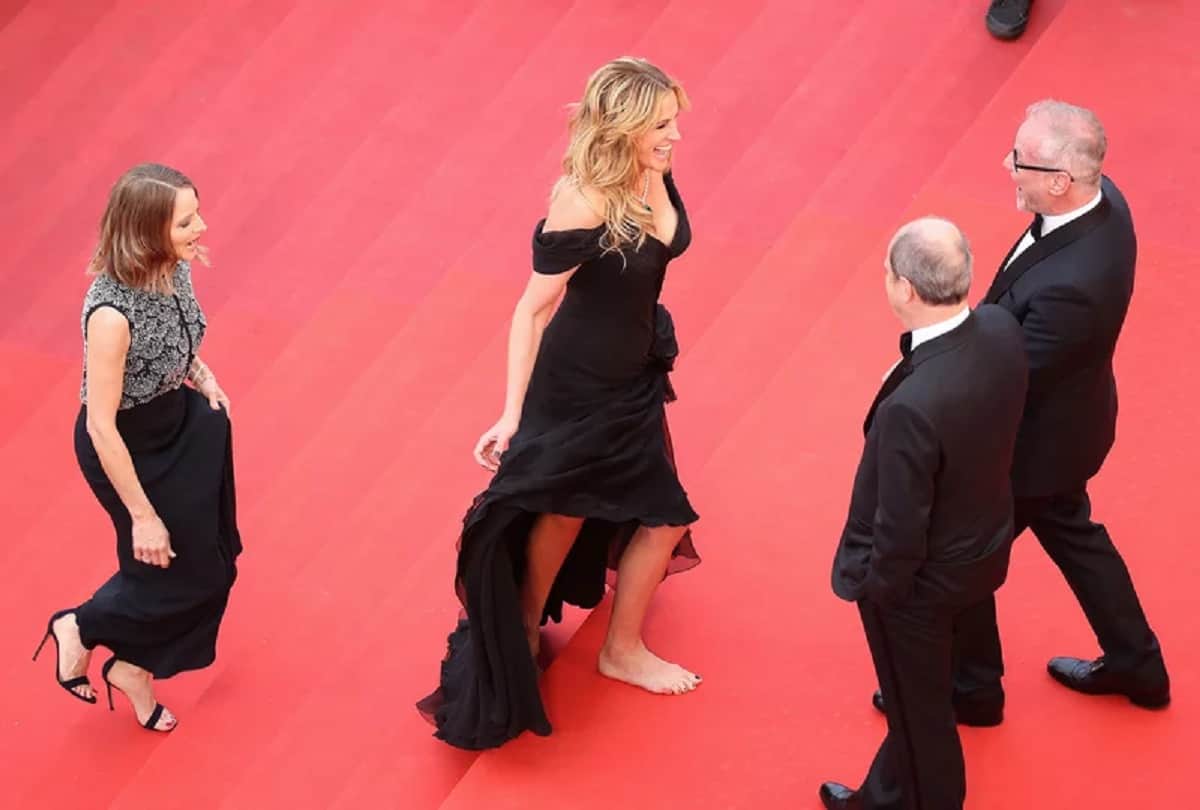 Julia Roberts walk naked foot on red carpet in cannes 2019
