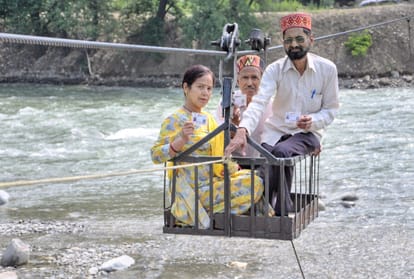lok sabha election 2019: Many elderly voters reached bare foot in polling booth