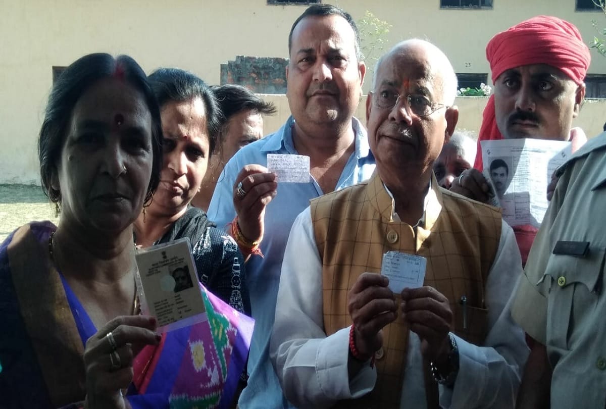 Lok Sabha Elections 2019 Voting For Seventh Phase  yogi Manoj sinha cast his vote