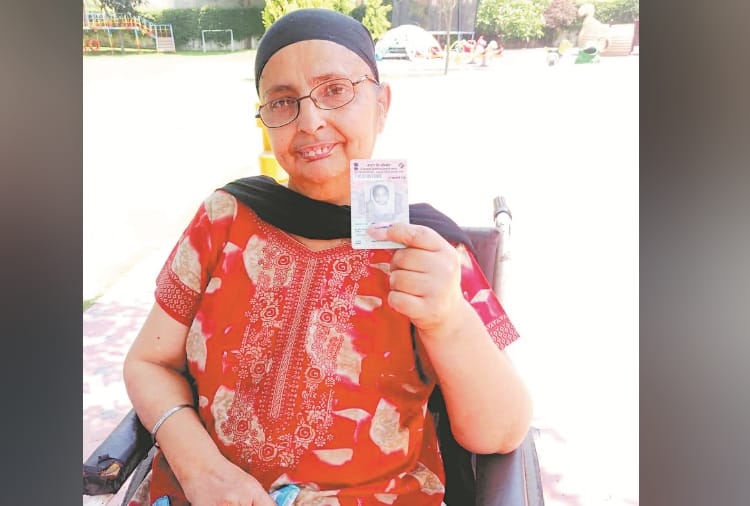 Lok sabha elections 2019, Cancer victim castes vote by taking leave from Hospital