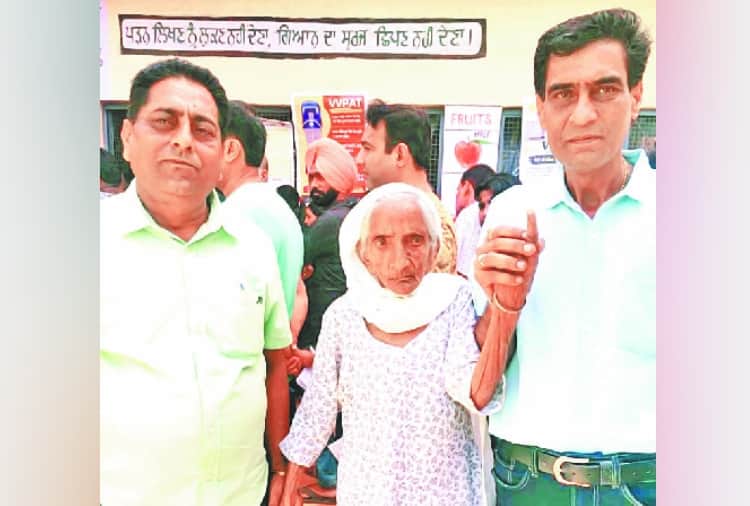 Lok sabha elections 2019, old people reach to vote in polling booth in Chandigarh and Mohali