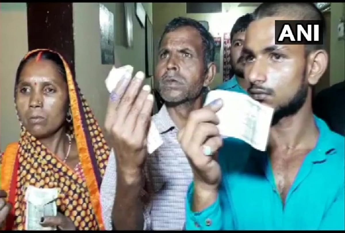 Struggling to apply ink and payment of money in lok sabha election 2019