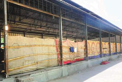 महुली मंडी में मतगणना पांडाल शेड के चारों तरफ लगाया गया पर्दा।