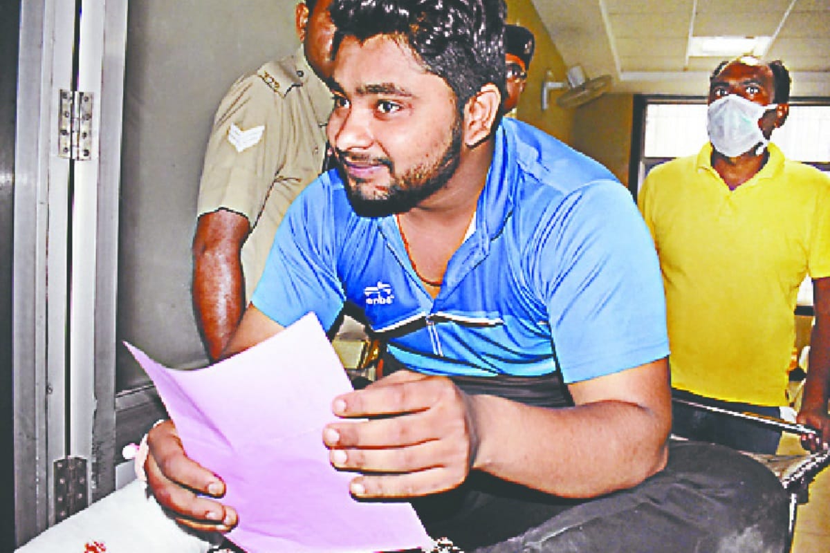 police encounter: raised questions after the injured badmash  working himself in hospital
