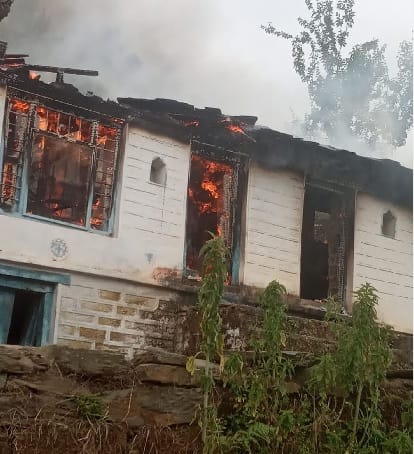 A house with fire in Kunjbargal Dhomoli