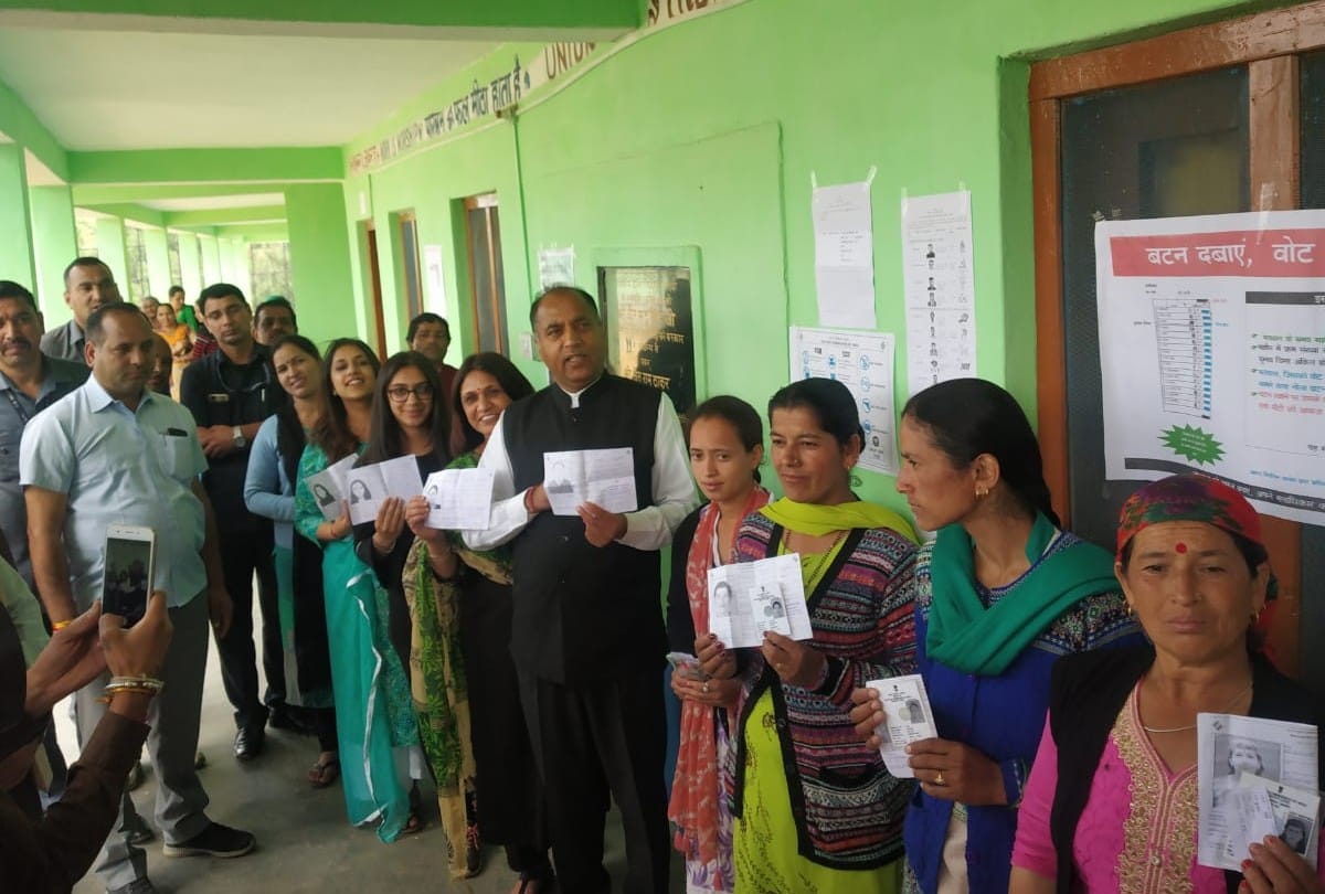 Lok Sabha Chunav 2019 Cm jairam thakur cast vote with family in Muharag Mandi himachal pradesh