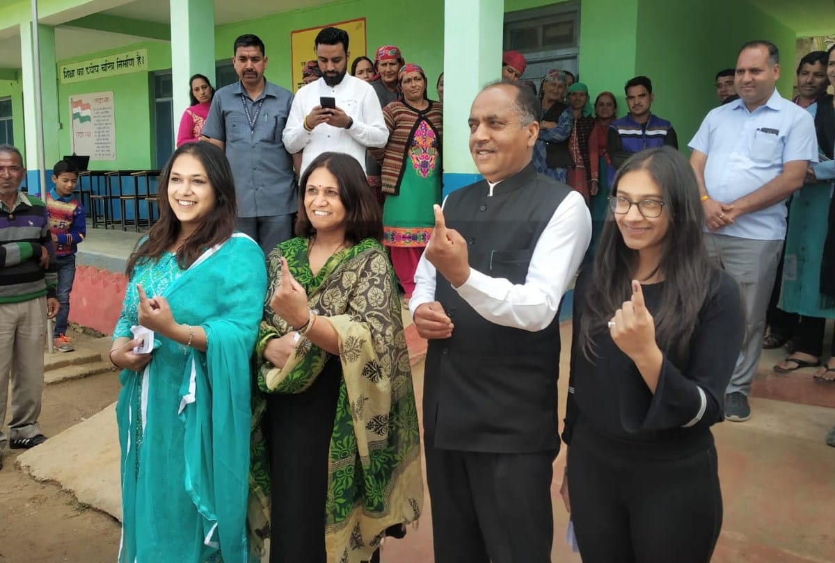 Lok Sabha Chunav 2019 Cm jairam thakur cast vote with family in Muharag Mandi himachal pradesh