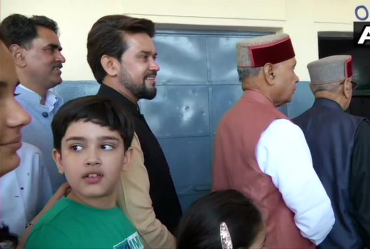 Lok Sabha Chunav 2019 Cm jairam thakur cast vote with family in Muharag Mandi himachal pradesh