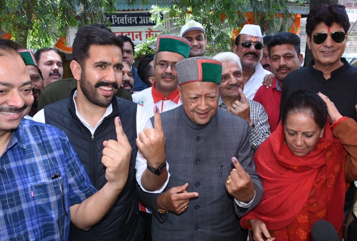 Lok Sabha Chunav 2019 Cm jairam thakur cast vote with family in Muharag Mandi himachal pradesh