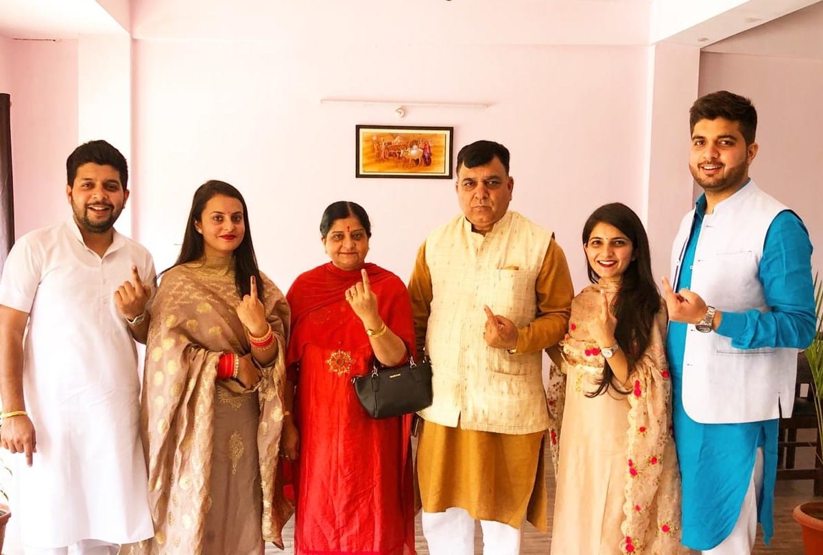 Lok Sabha Chunav 2019 Cm jairam thakur cast vote with family in Muharag Mandi himachal pradesh