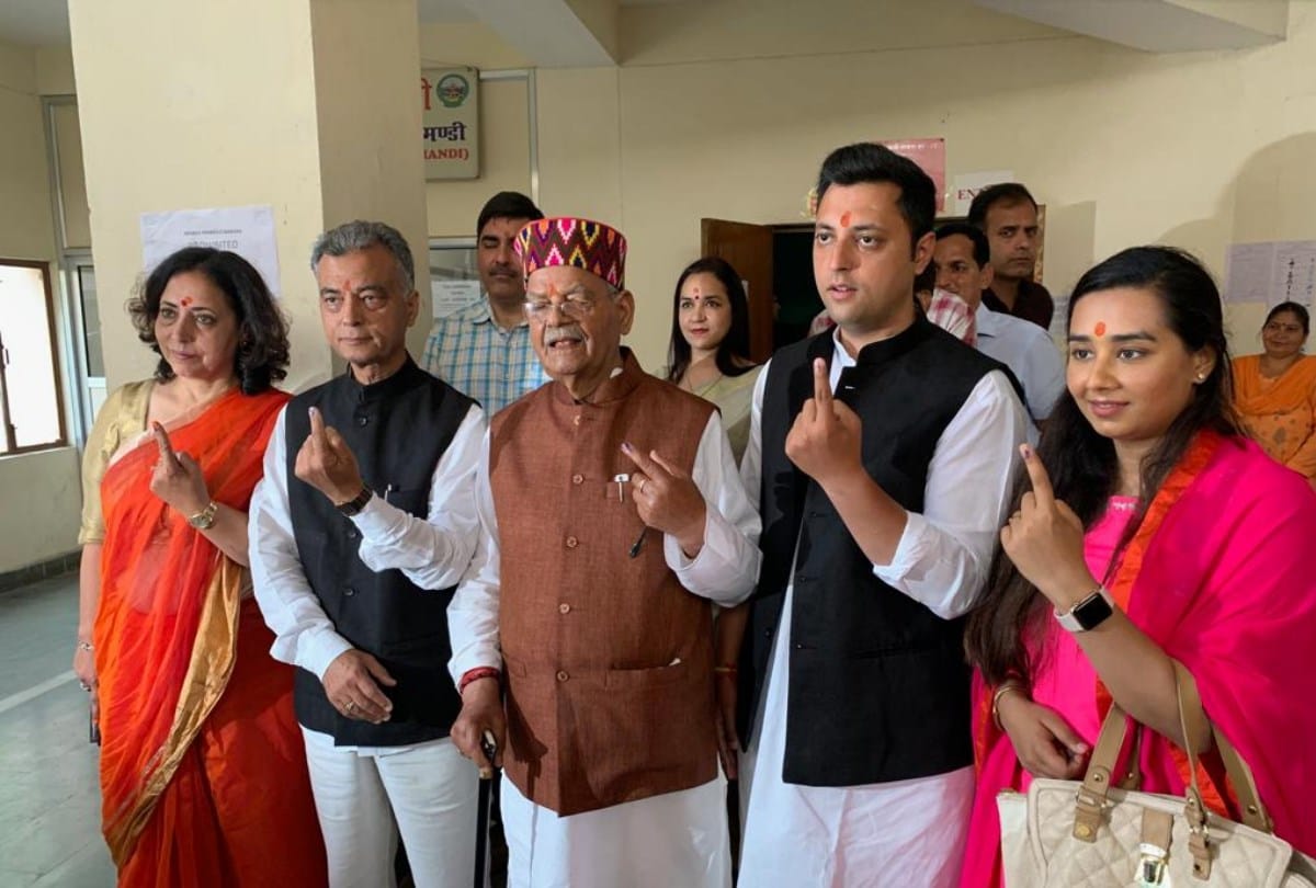 Lok Sabha Chunav 2019  pandit sukhram aashray sharma anil sharma cast vote in mandi himachal pradesh