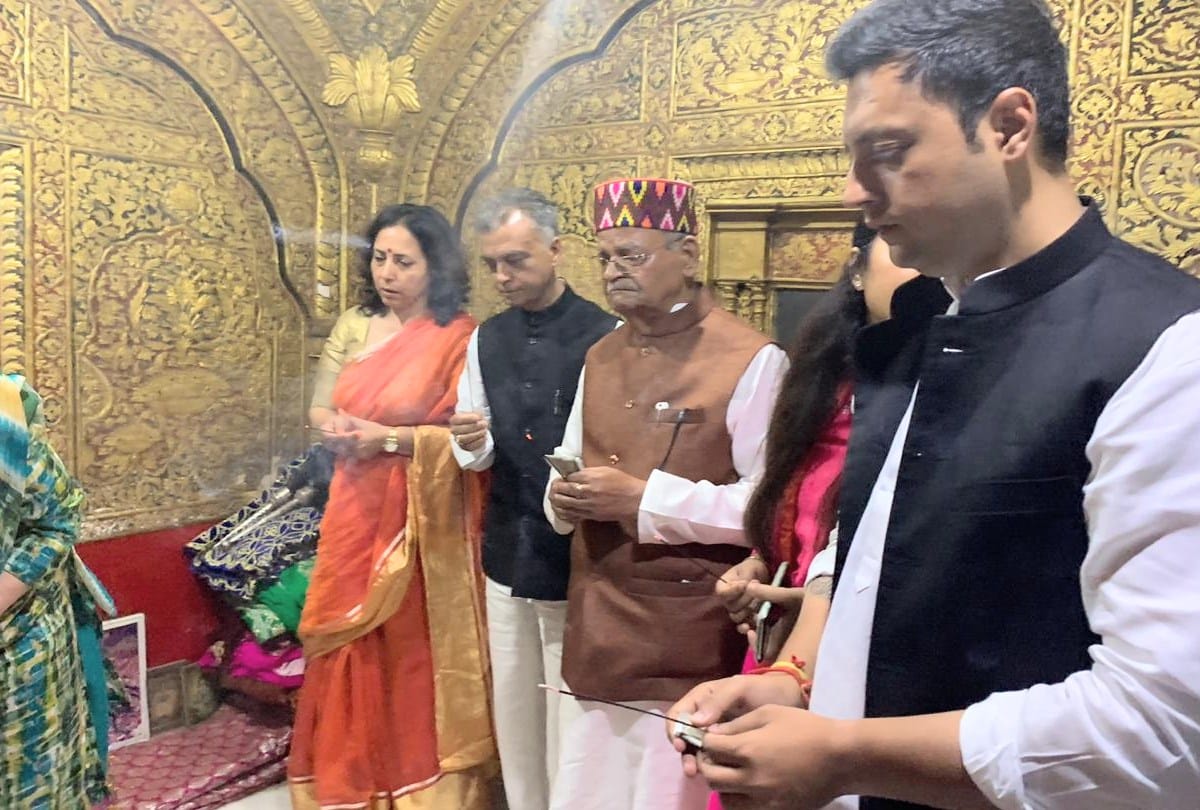 Lok Sabha Chunav 2019  pandit sukhram aashray sharma anil sharma cast vote in mandi himachal pradesh