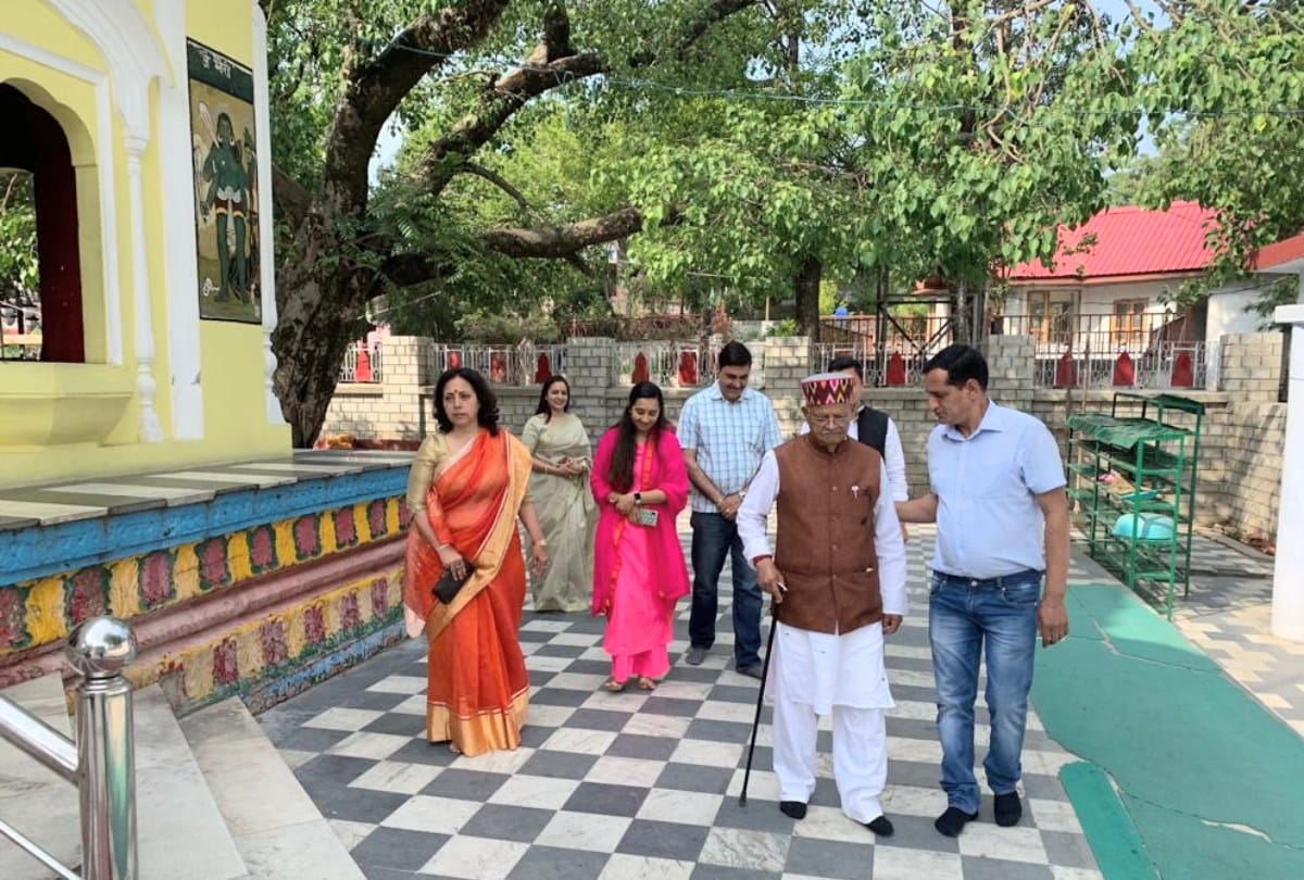 Lok Sabha Chunav 2019  pandit sukhram aashray sharma anil sharma cast vote in mandi himachal pradesh