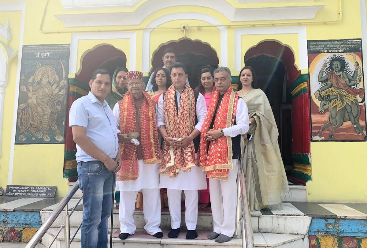 Lok Sabha Chunav 2019  pandit sukhram aashray sharma anil sharma cast vote in mandi himachal pradesh
