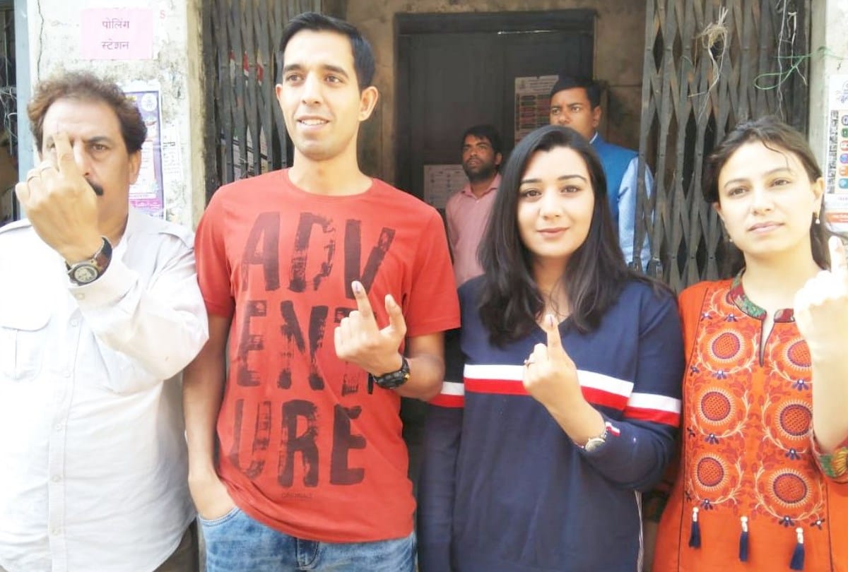 Lok Sabha Chunav 2019 Canada resident Tanuja Cast vote in Solan Himachal Pradesh