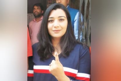 Lok Sabha Chunav 2019 Canada resident Tanuja Cast vote in Solan Himachal Pradesh