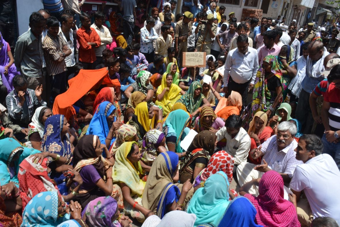 श्रमिकों ने फिर निकाला जुलूस, विधायक का आवास घेरा
