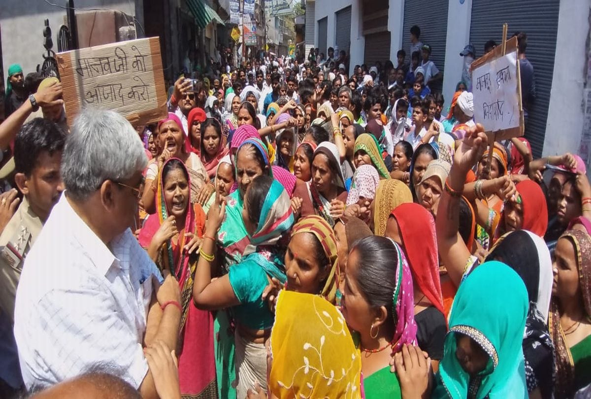 bangles workers protest against police in firozabad