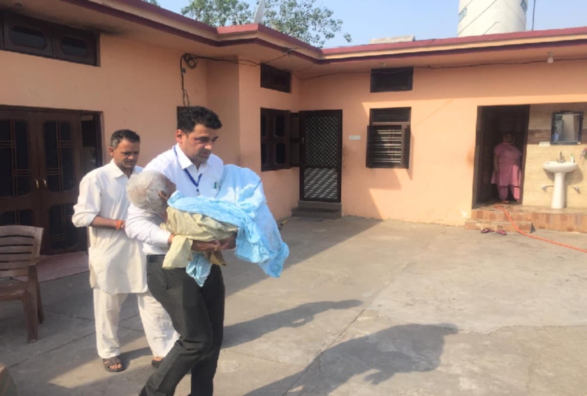 lok sabha election 2019: sdm nalagarh took elderly woman to the polling booth