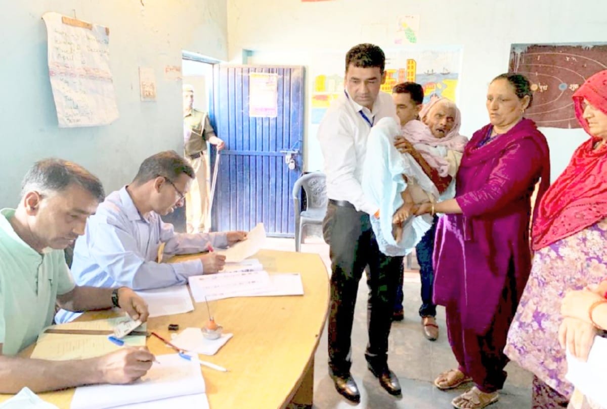 lok sabha election 2019: sdm nalagarh took elderly woman to the polling booth