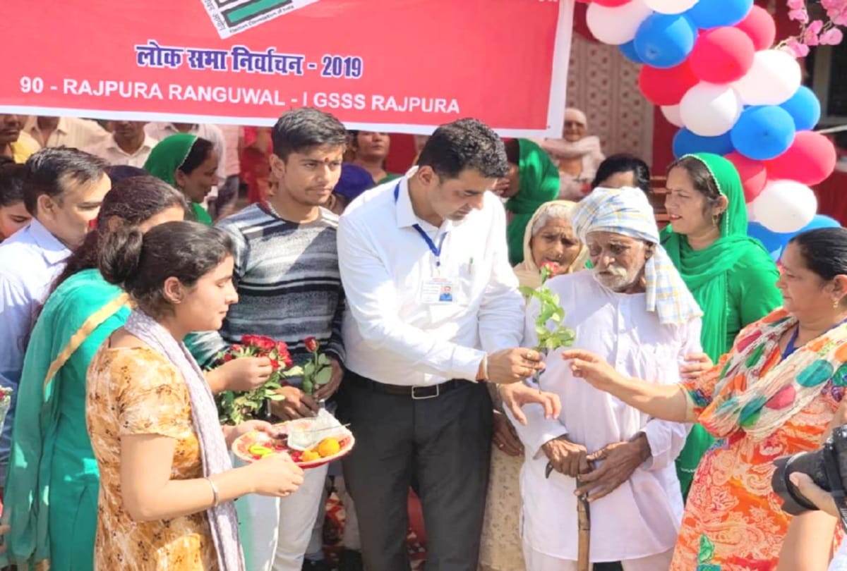 lok sabha election 2019: sdm nalagarh took elderly woman to the polling booth
