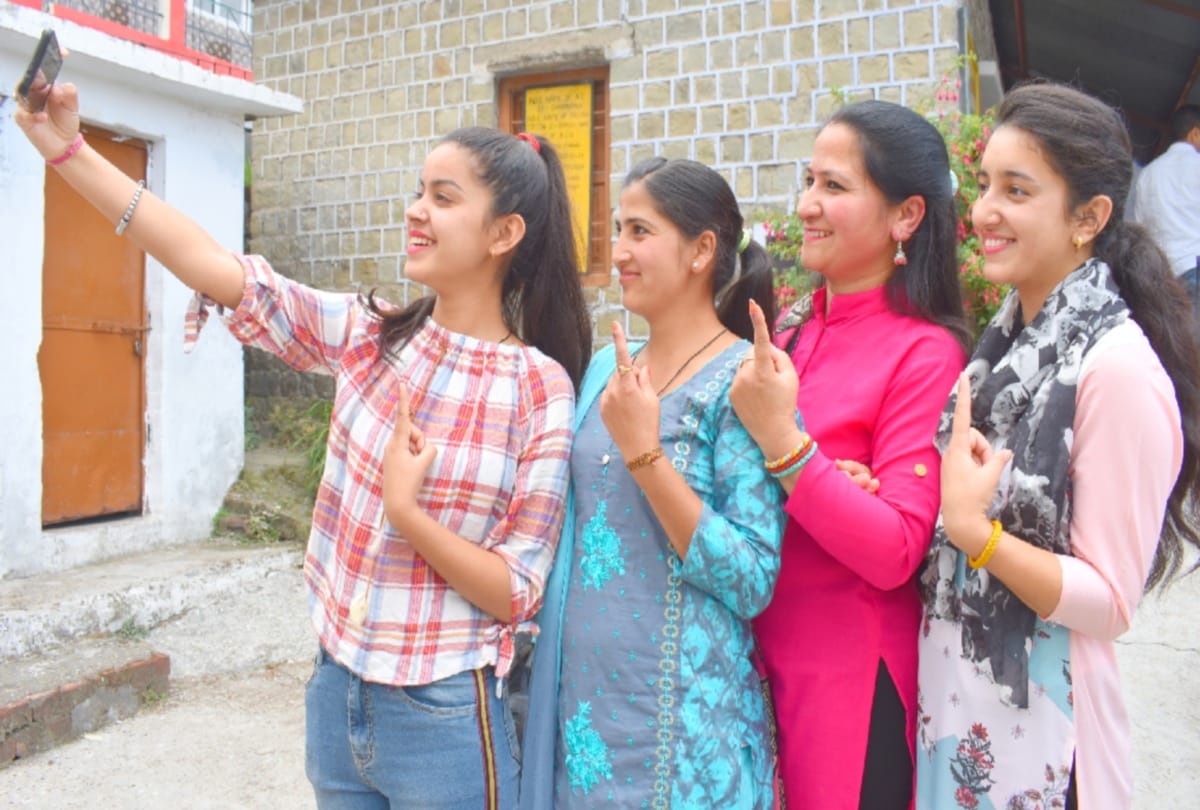 lok sabha election 2019: youths click selfie after cast their first vote in himachal