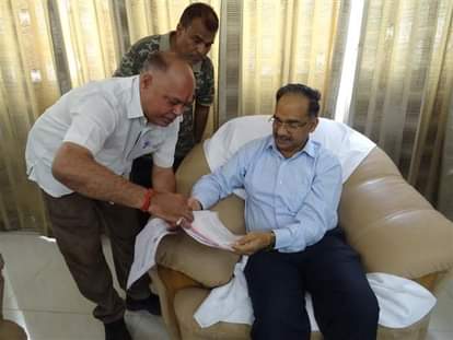 सीएमडी आलोक कुमार को पत्र सौंपते विनोद पांडे।