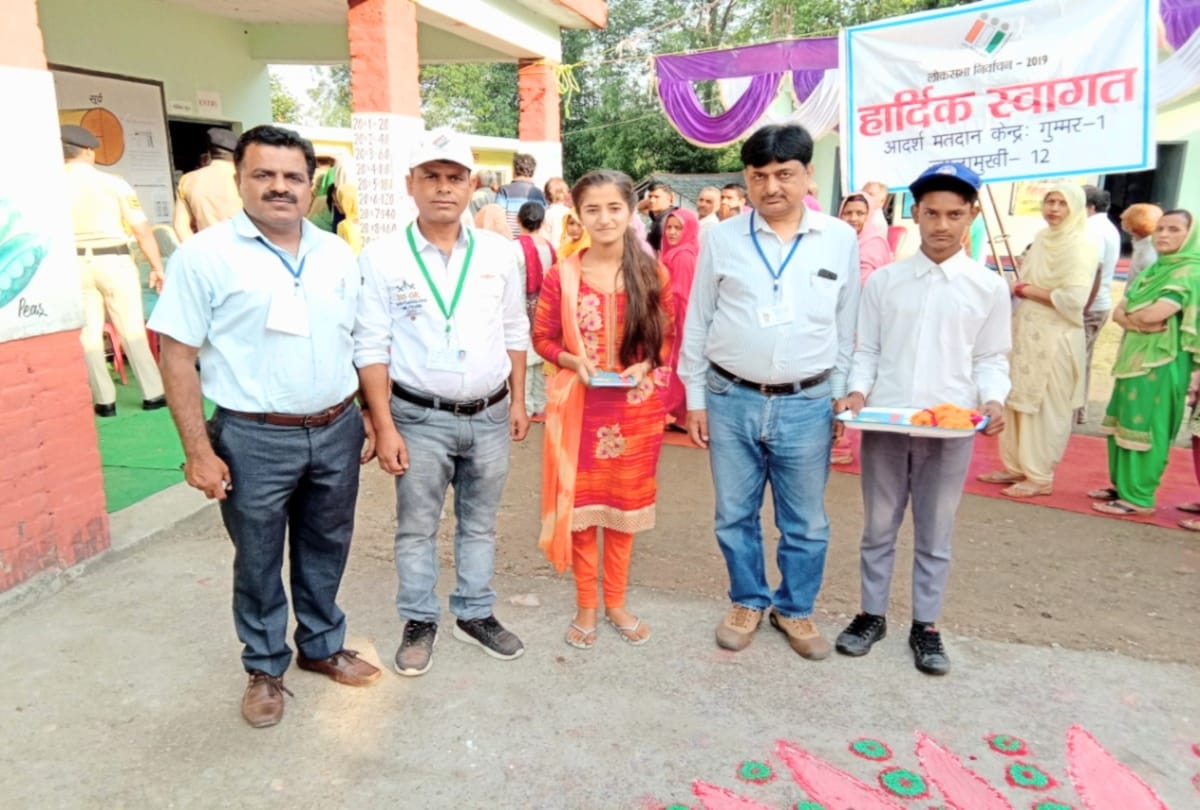 lok sabha election 2019: youths click selfie after cast their first vote in himachal
