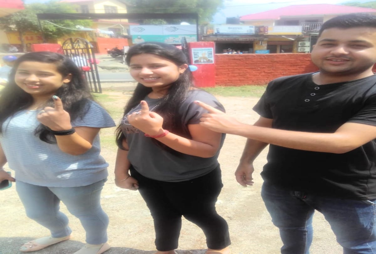 lok sabha election 2019: youths click selfie after cast their first vote in himachal