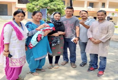 lok sabha election 2019: Many elderly voters reached bare foot in polling booth