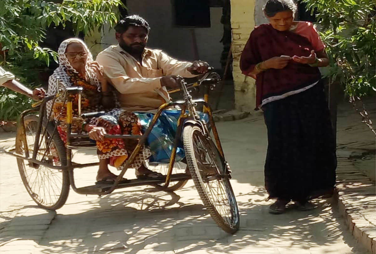 Agra North By Election Voting elderly and divyang voters cast his votes