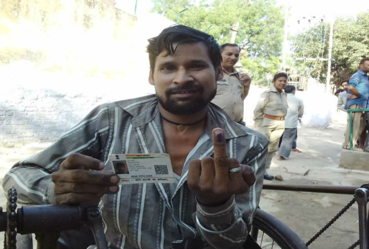 Agra North By Election Voting elderly and divyang voters cast his votes