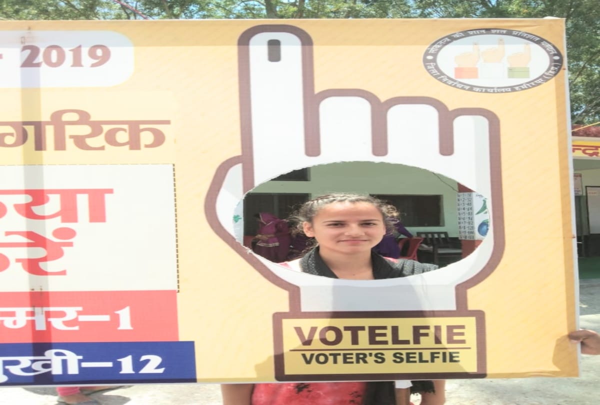 lok sabha election 2019: youths click selfie after cast their first vote in himachal