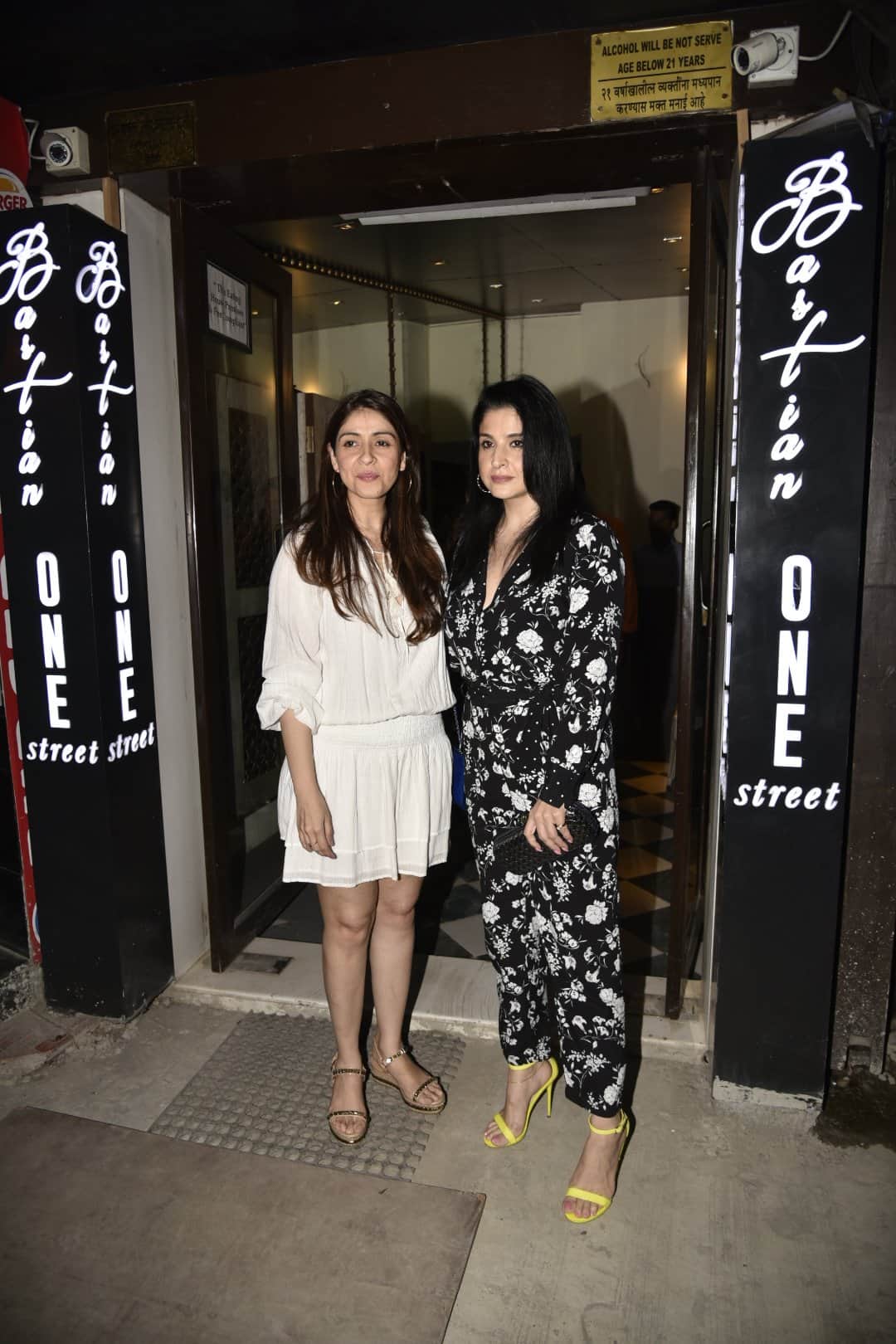 Anil Kapoor celebrate his 35th wedding anniversary with bollywood stars and family