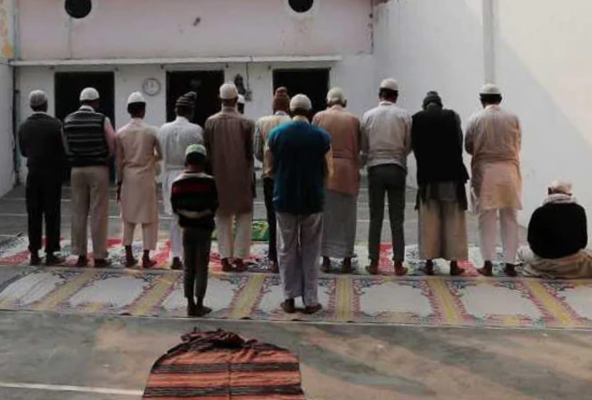 People of Muslim community fighting for time of Azan in Bulandshahr
