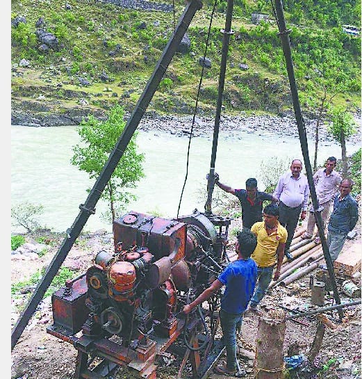 chhaarachhum mein pul banaane ke lie ho raha chattaanon ka pareekshan