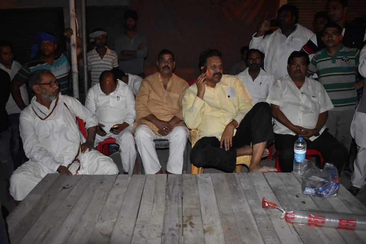 BSP sp candidate Afzal Ansar on strike after hearing disturbances in EVM chandauli
