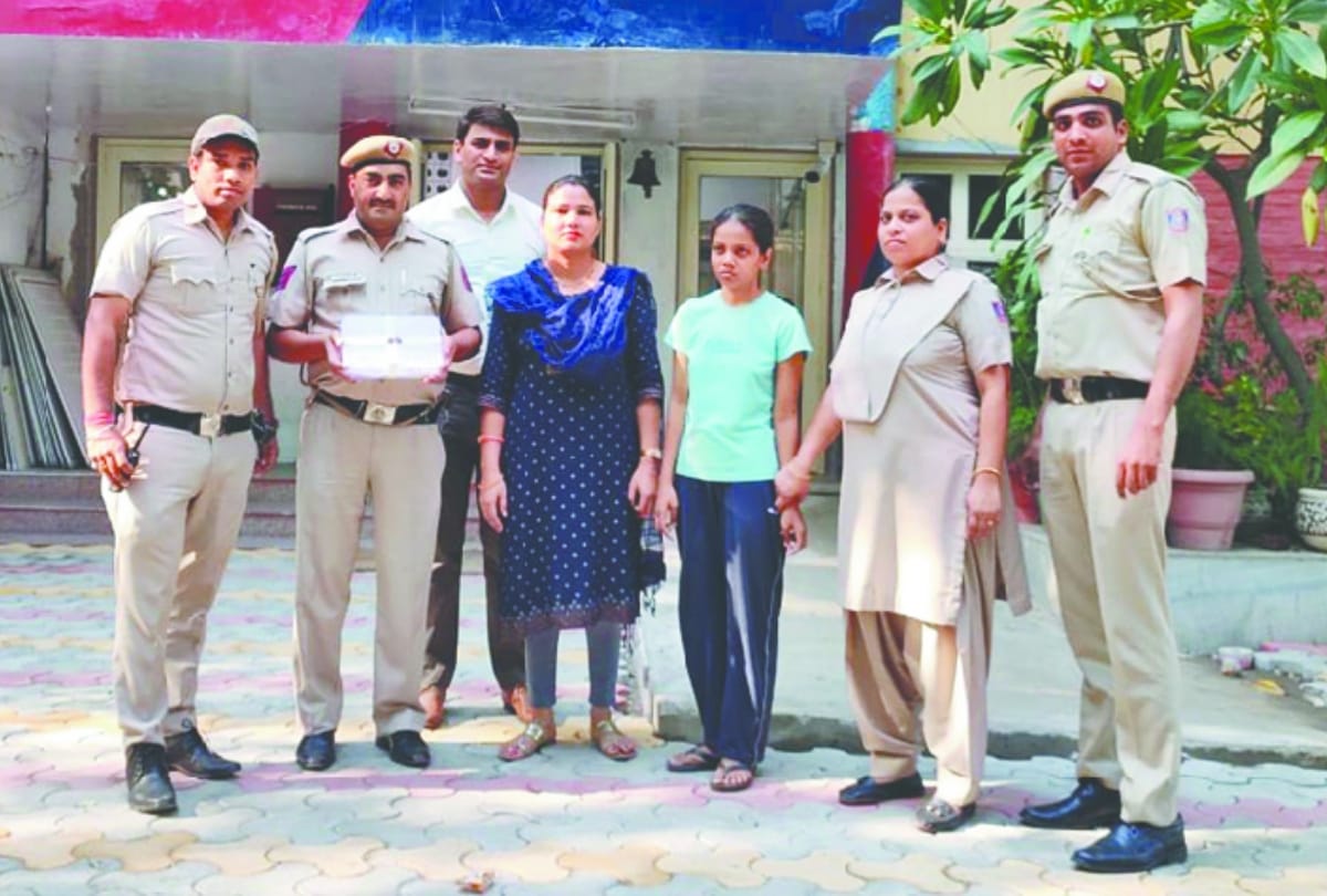 woman arrested for stolen 15 lakh jewels and cash in delhi