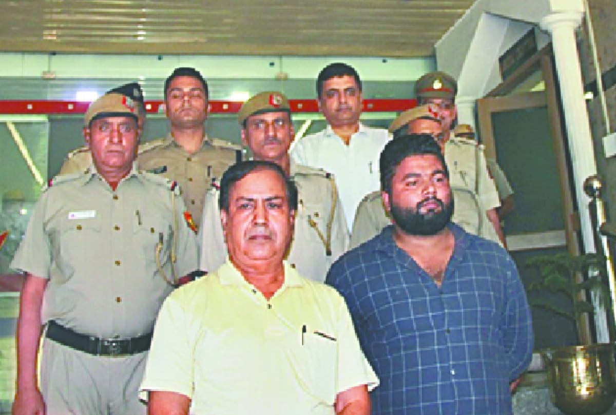 Policemen save life of two businessmen from burning car in delhi