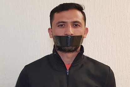 Pakistani Cricketer Junaid Khan dropped from World cup squad protested with black ribbon