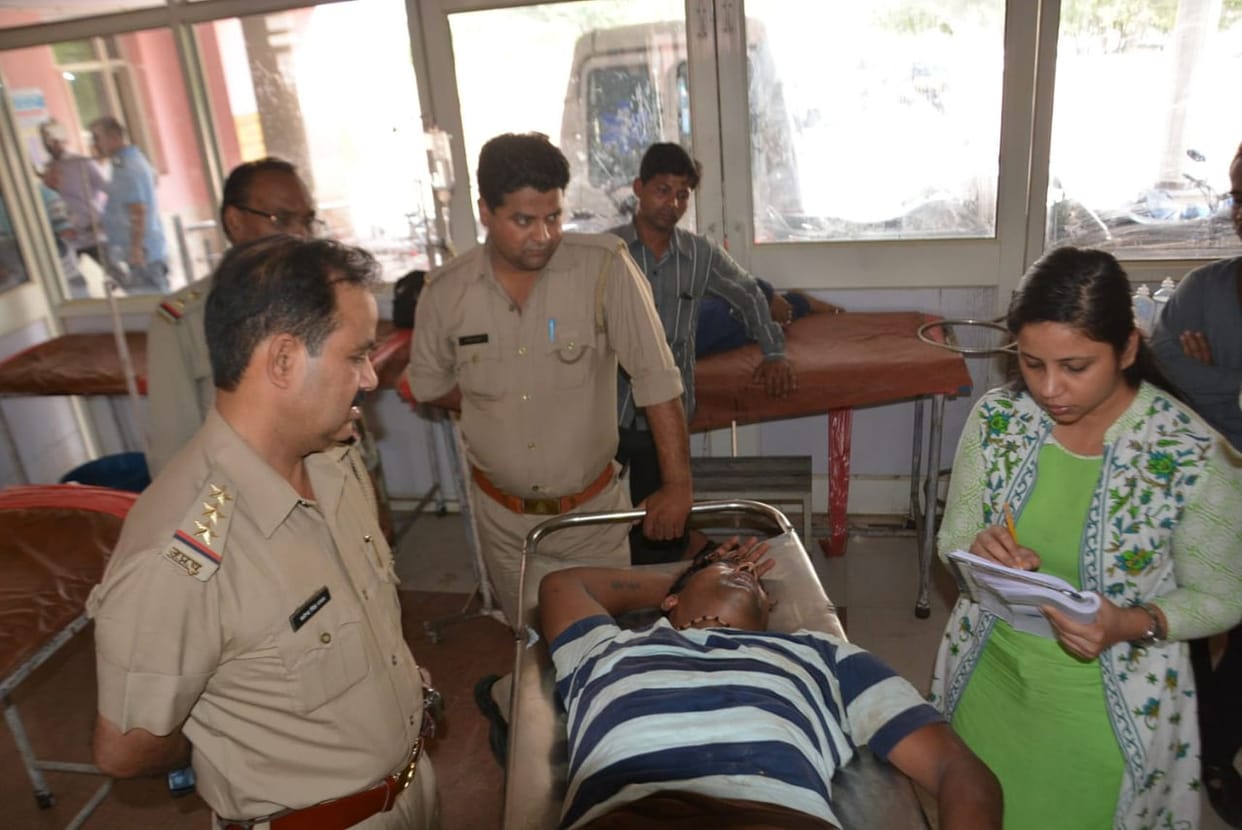 पुलिस से घिरता देख बदमाश ने खुद को मारी गोली,घायल