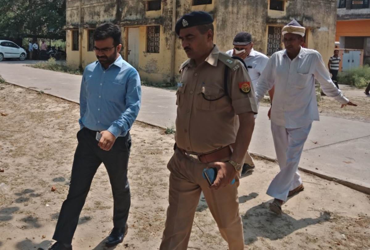 gonda : dead body found in vikas bhawan, burn marks on it
