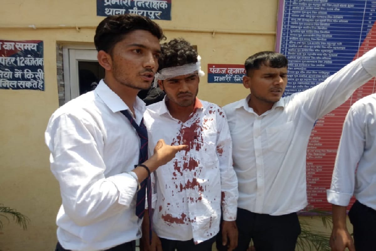 Many attacker attacked in ayurvedic college at Muzaffarnagar and twenty students injured