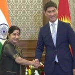 अपने किर्गिज समकक्ष चिंगिज एदारबेकोव के साथ विदेश मंत्री सुषमा स्वराज