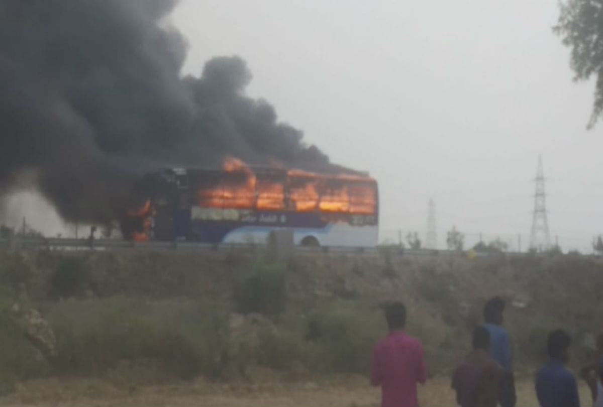 AC bus catches fire at Agra-Lucknow ExpressWay In Firozabad