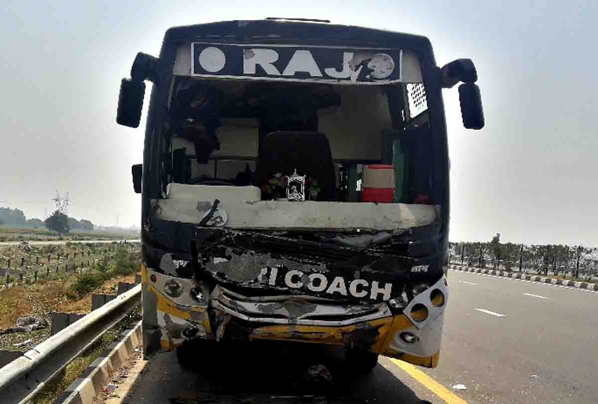 bus accident in agra lucknow expressway 24 people injured