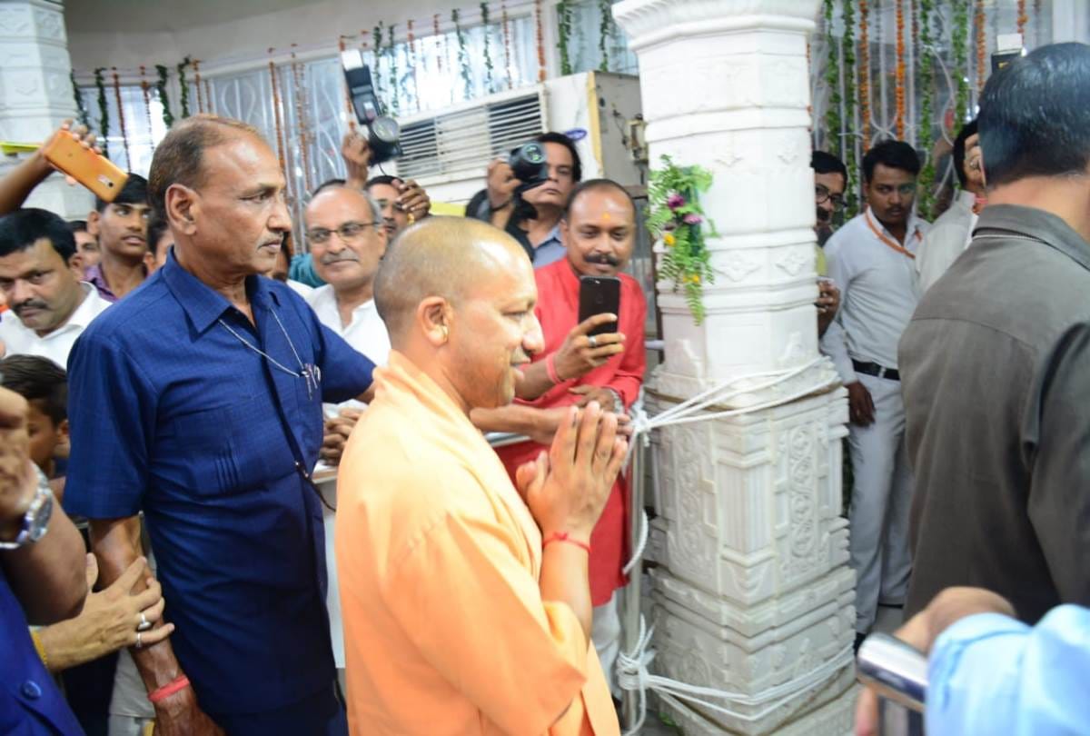 पूजन-हवन कर मनाया योगी का जन्मदिन
