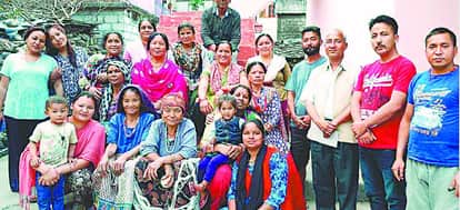 धारचूला के छारछुम में गांव संवारो अभियान में मौजूद लोग।