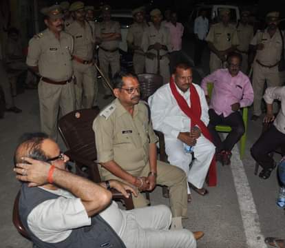 सब्जी मंडी में बने स्ट्रांग रुम के बाहर गठबंधन के लोगों पर  लाठीचार्ज के बाद सुलह समझौता के  पूर्व विधायक सुधाकर सिंह, डीएम और एसपी।