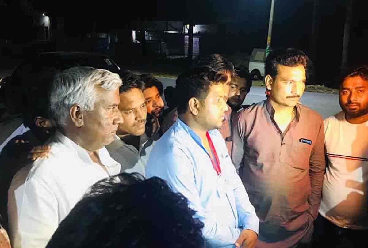 evm tampering allegations by samajwadi party workers